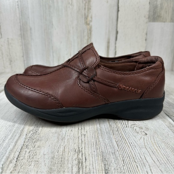 Clarks in Motion Women's Walking Slip On Brown Leather Loafers 65758 #707 - Picture 1 of 13